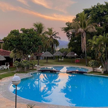 El Pantanal Hotel & Resort Puerto Quijarro  ภายนอก รูปภาพ